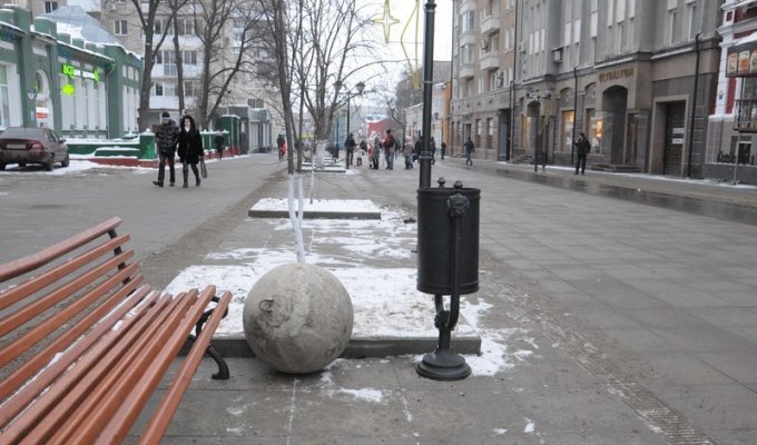 Бетонные шары терроризируют Саратов, непредсказуемо скатываясь с постаментов (7 фото)