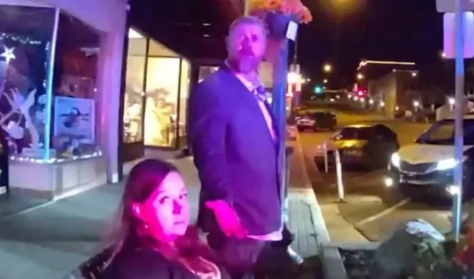 Судью в Аризоне оштрафовали за мочеиспускание в общественном месте (2 фото + 1 видео)