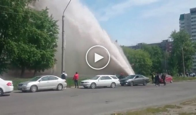 В Барнауле фонтан из кипятка выбил окна в квартирах