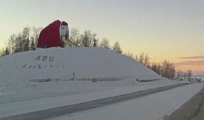 В Салехарде большую статую мамонта «одели» наряд Деда Мороза (2 фото)