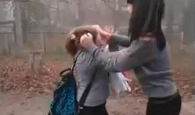 14-летнюю школьницу посадили на 30 суток за избиение сверстницы (2 фото + видео)