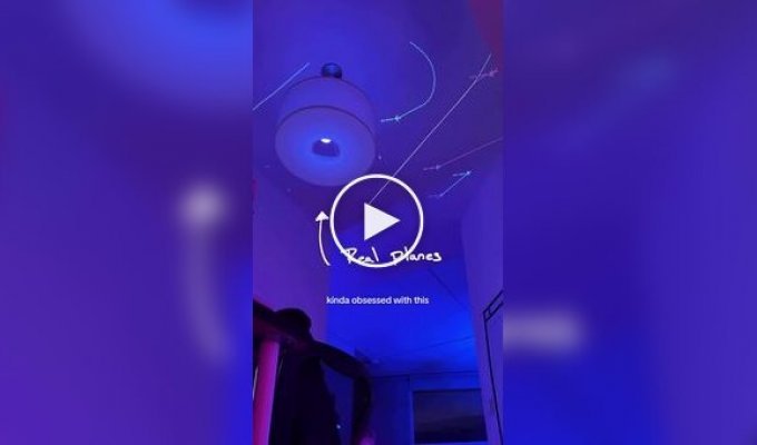 Чоловік перетворив стелю кімнати в зону спостереження за літаками