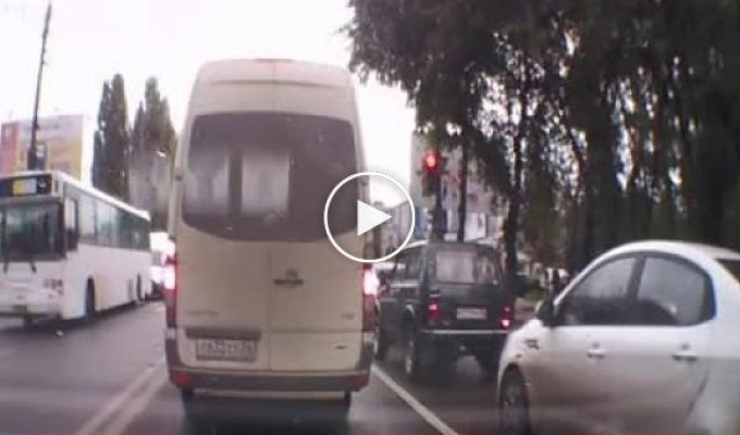 Девушка задела автомобиль и сбила пешеходов в Воронеже (маты) (0:40)
