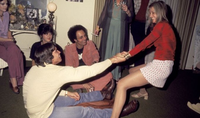 Арни на какой-то вечеринке в 1977 году (3 фото)
