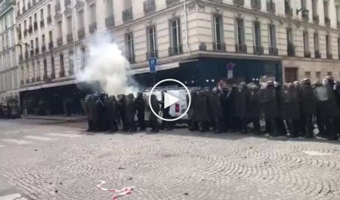В Париже беспорядки и столкновения с полицией из-за протеста медиков
