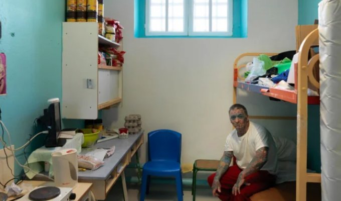 How they sit in French prisons (12 photos)