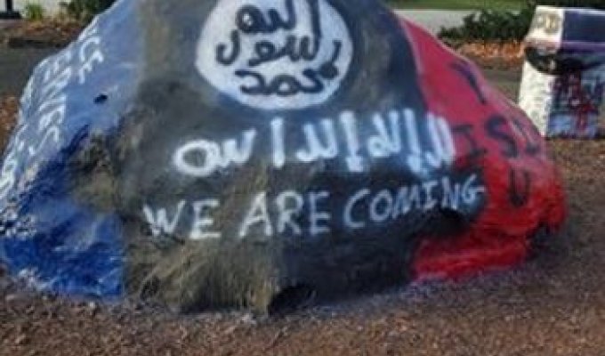 В американском университете неизвестные устроили пропаганду ИГИЛ на гранитном монументе (3 фото)