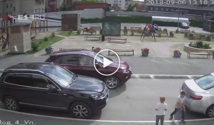 В Екатеринбурге женщина сбила ребенка во дворе жилого дома