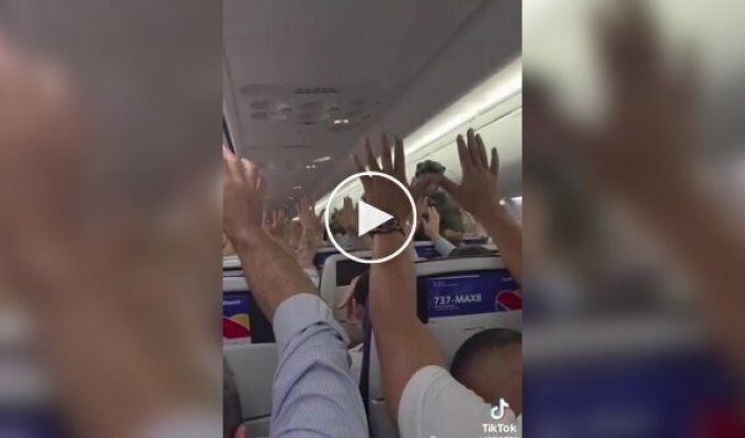 В США пассажира рейса едва не приняли за террориста из-за напоминания о молитве в телефоне