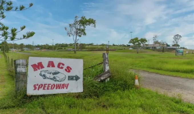 An abandoned race track has been put up for sale in Australia (9 photos)