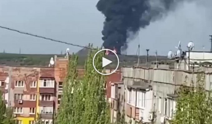 Сообщается, что в районе Макеевки Донецкой области горит нефтебаза