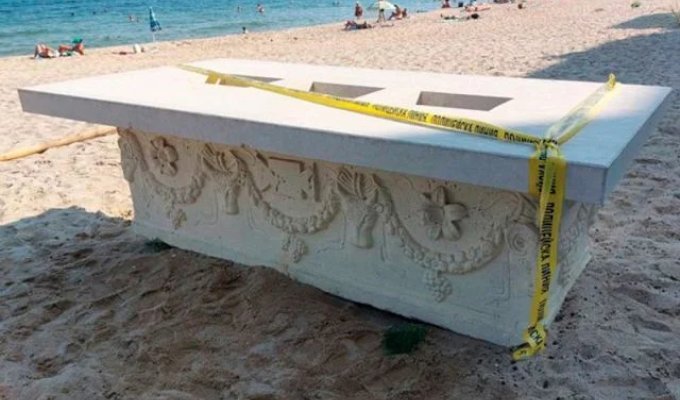 A Roman sarcophagus was used as a bar table for several years in Bulgaria (3 photos)