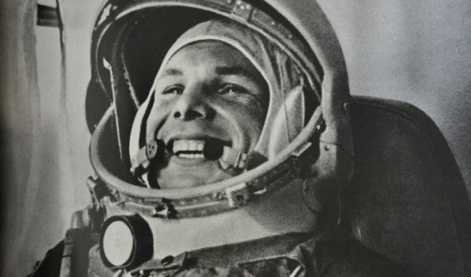 "Коммунист в космосе": Юрий Гагарин на обложках зарубежных СМИ (13 фото)