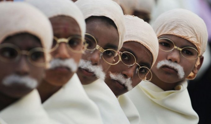 В Калькутте состоялся марш маленьких Ганди (9 фото)