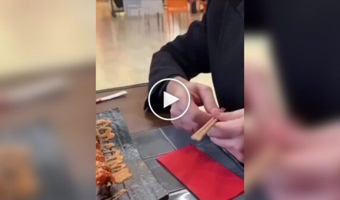 A trick for those who never learned how to use chopsticks