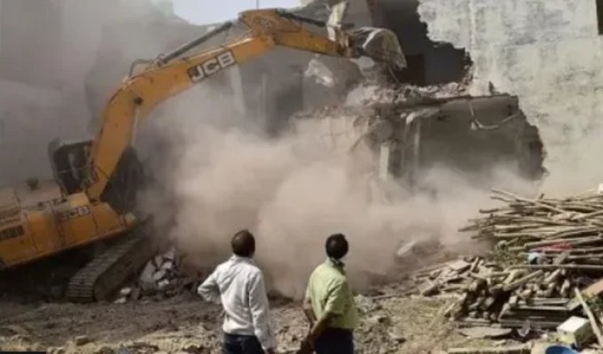 Criminal's house is being demolished by a bulldozer - a measure of justice in India (6 photos)