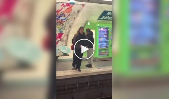 Карточный фокус в метро Парижа оставил девушку в полном шоке
