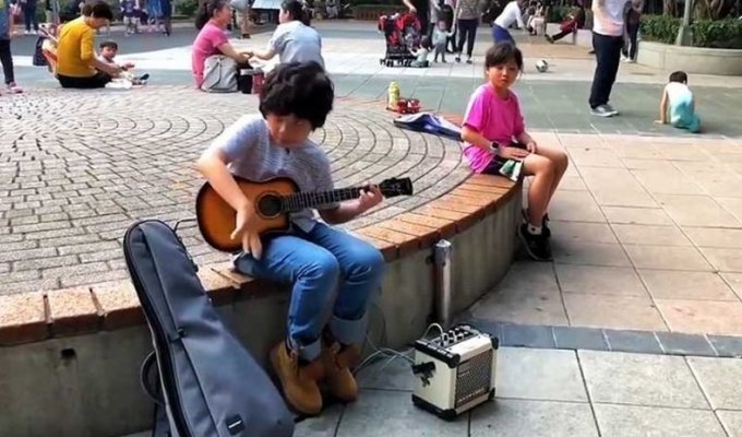 11-летний мальчик удивил прохожих своей игрой на укулеле (3 фото + 1 видео)