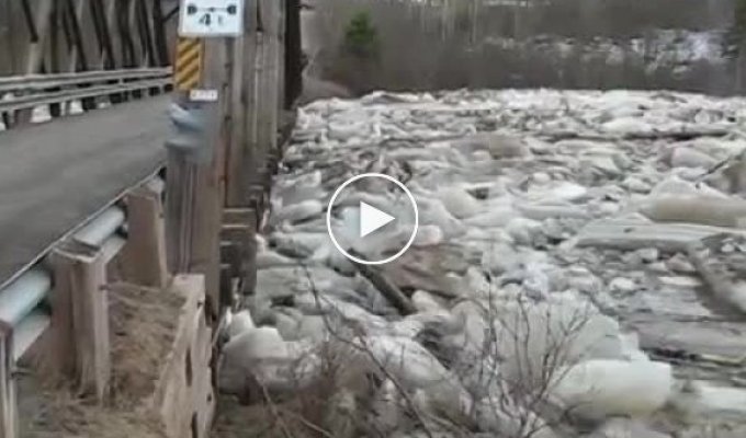 Лед на реке против моста