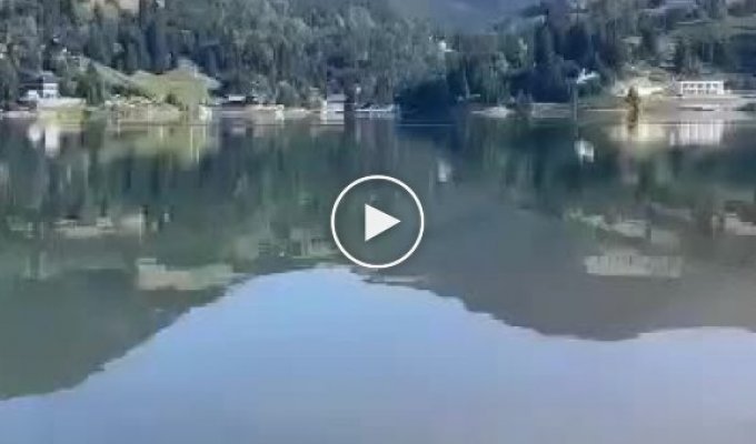 Light plane crashes over Lake Colibita in Romania