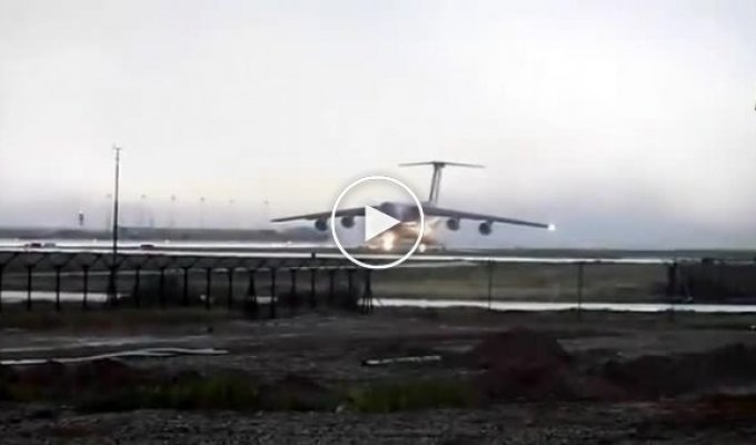 Взлет грузового самолета на затопленной взлетно-посадочной полосе
