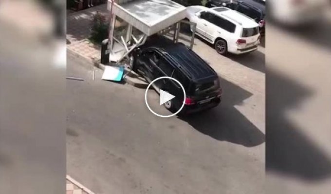 В Киргизии водитель внедорожника пошел на таран будки охранников
