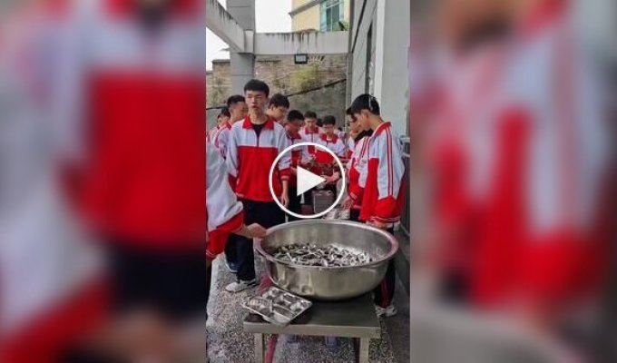 Chinese schoolchildren wash their own dishes after lunch