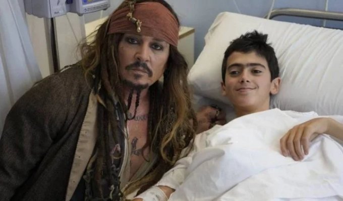 Johnny Depp became Captain Jack Sparrow again to help children (6 photos + video)