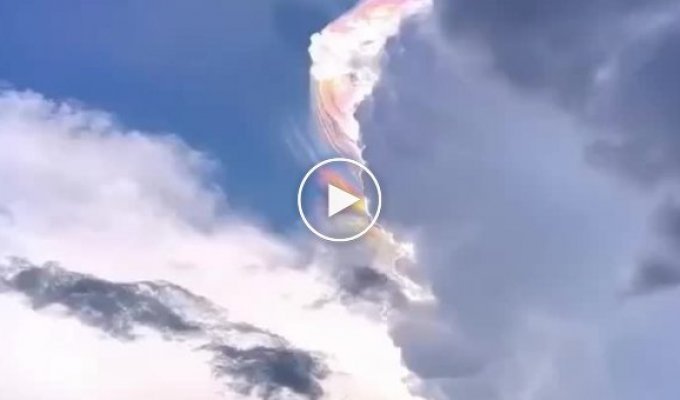 Video with a rare rainbow cloud "Pileus"