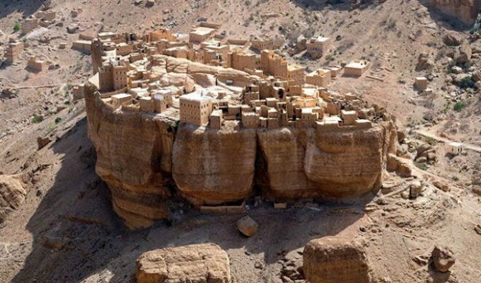 Необычная деревня в Йемене, стоящая на огромном монолите (3 фото)