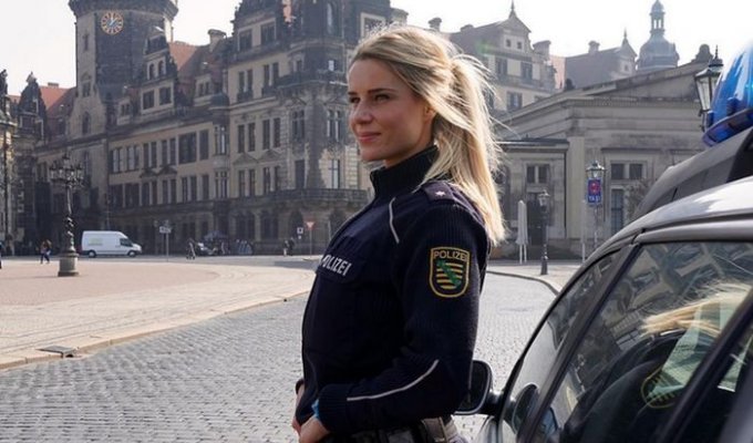 Адрианна Колесзар - самая очаровательная сотрудница полиции (20 фото)