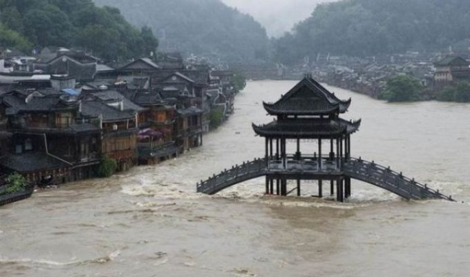 Наводнение в Китае уничтожило подпольный майнинг-центр (2 фото)