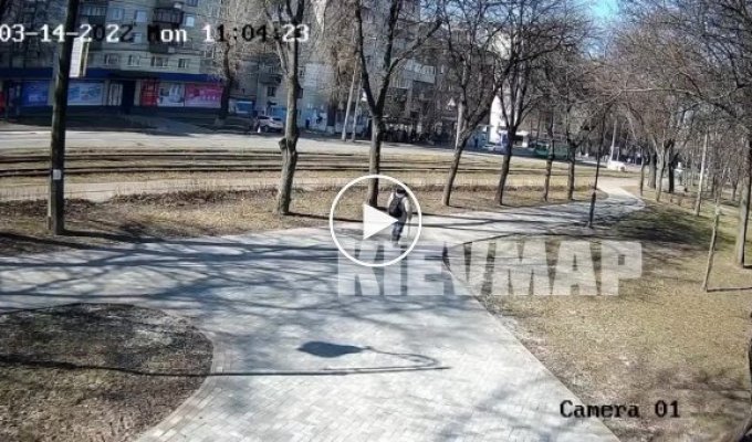 Видео момента падения сбитой ракеты над Киевом. Она упала на Куреневке