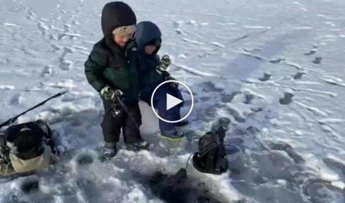 Брать детей на зимнюю рыбалку - не лучшая идея