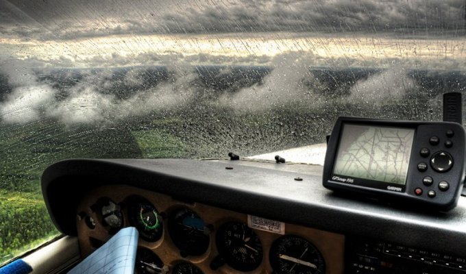 Почему одни авиарейсы в плохую погоду задерживаются, а другие — нет? (2 фото)