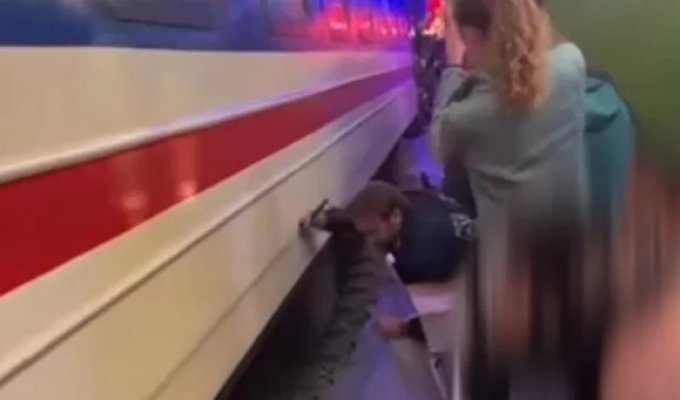 Турист чудом избежал гибели под поездом (5 фото + 1 видео)