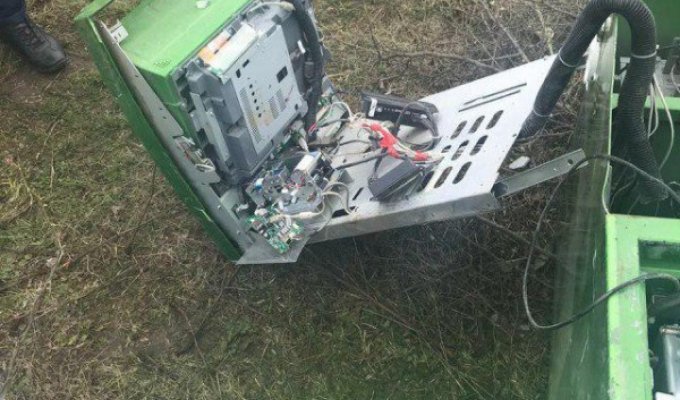 Украденный в Чечне банкомат нашли на окраине населенного пункта (5 фото + видео)