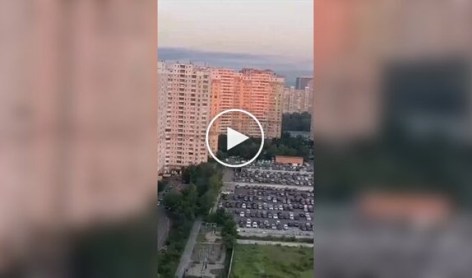 Российский ударный беспилотник попадает в жилой многоэтажный дом во время атаки на Киев