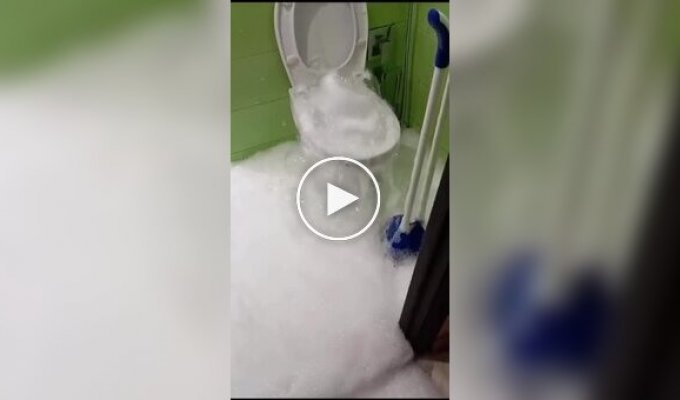 In Russia, in one of the apartments, the toilet threw a foam party for the residents