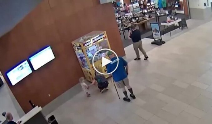 Мальчик залез в автомат с игрушками и застрял