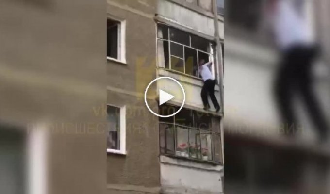 В Саранске невменяемый мужчина угрожал выкинуть ребенка из окна