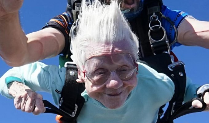 An American granny jumped with a parachute at the age of 104, automatically becoming the oldest skydiver in the world (2 photos + 1 video)