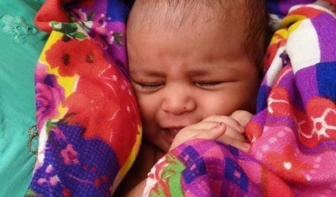 В Индии лодочник спас новорожденную девочку, плывущую в ящике по реке (5 фото)