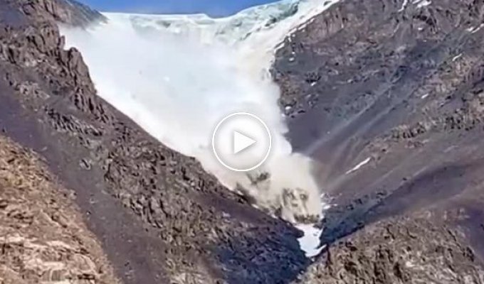 Туристы в Киргизии чуть не попали под обрушение ледника