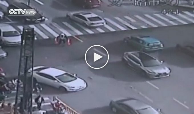 Быстрая реакция китайских полицейских спасла водителей от большого провала грунта