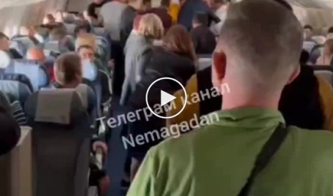 Пассажир самолета попытался покинуть салон во время полета