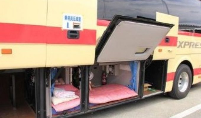 Где спят водители автобусов дальнего следования (6 фото)
