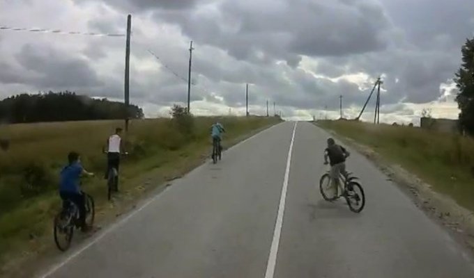 Ребенок на велосипеде попал под колеса большегруза во Владимирской области (3 фото + 1 видео)