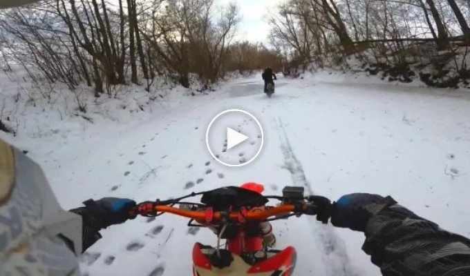 Два мотоциклиста провалились под лед в Чувашии