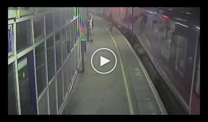 Пьяный мужчина чудом остался жив упав под поезд